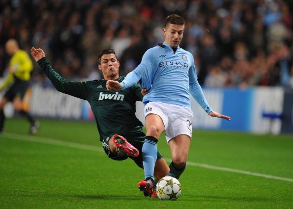 里夫斯与拉 里夫斯与拉